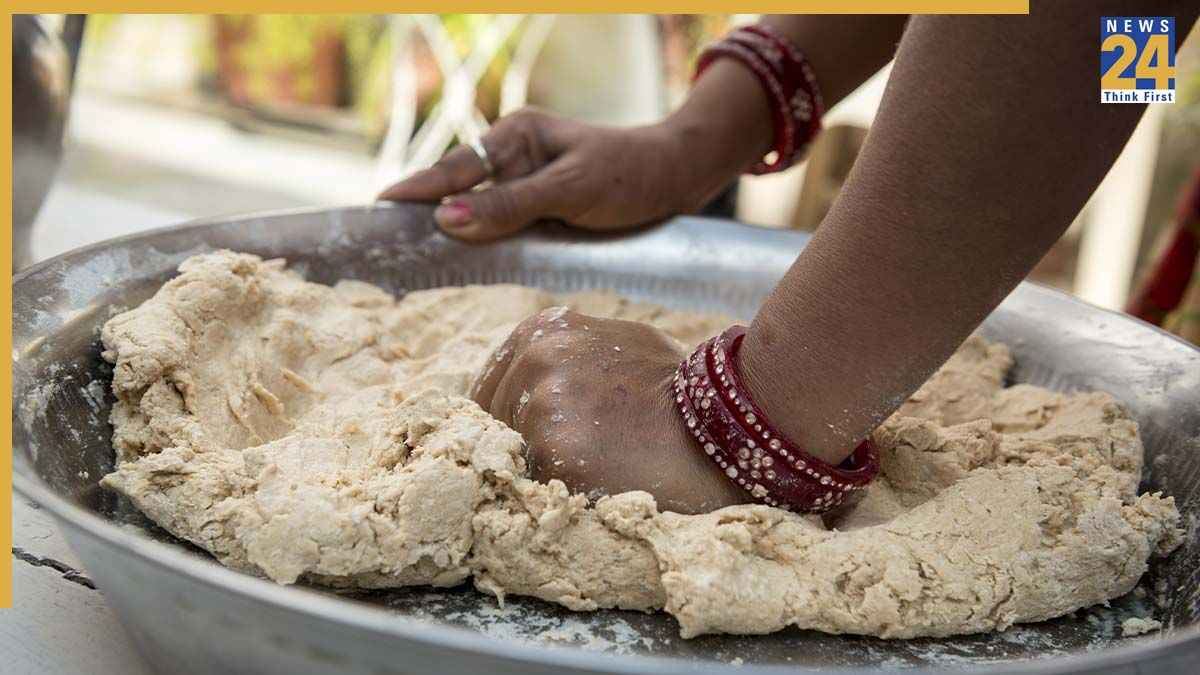 आटा गूंथने का ये हैक हो रहा वायरल, सेहरी में सिर्फ 10 सेकंड में मुलायम हो जाएगा फ्रिज का आटा और रोटियां भी बनेंगी सॉफ्ट
