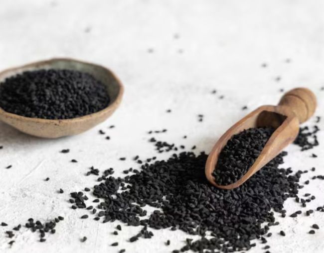 Image Source Freepik वजन घटाने से लेकर ब्लड शुगर कंट्रोल तक, कलौंजी के फायदे कर देंगे हैरान-1-2-3-4-5-6