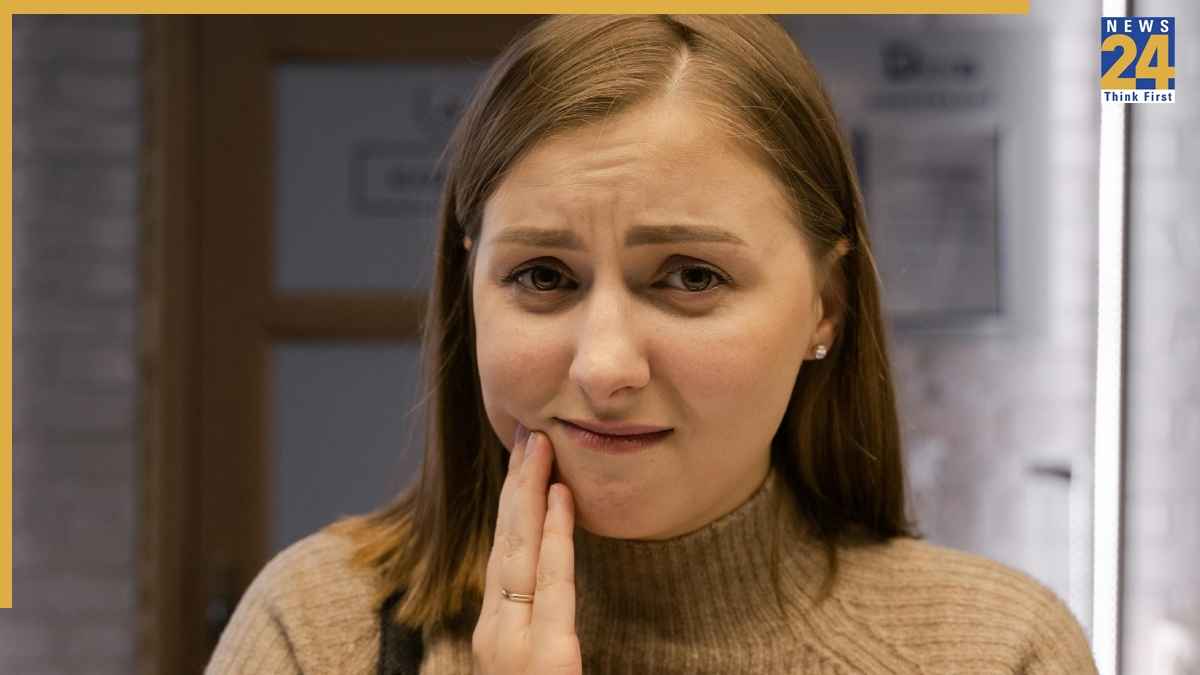 मसूड़ों से खून आना और नीले निशान दिखना किस बीमारी का है लक्षण? जानिए क्या है इस समस्या की असल वजह