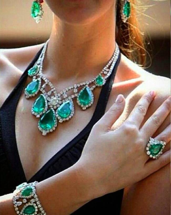 pear-wearing-rules-1-2-3-4-5-6-7-8