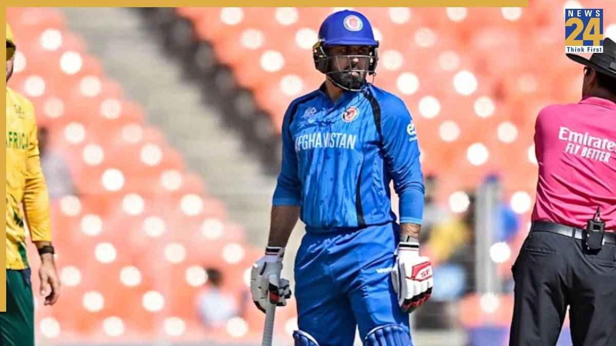 अफगानिस्तानी दिग्गज मोहम्मद नबी पर ICC ने ठोका जुर्माना, मैच के दौरान ये हरकत करना पड़ा भारी