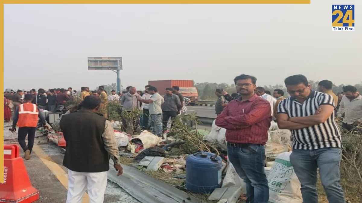 पूर्वांचल एक्सप्रेसवे पर भीषण सड़क हादसा, स्लीपर बस पलटी; हादसे में 7 लोगों की मौत और 40 घायल