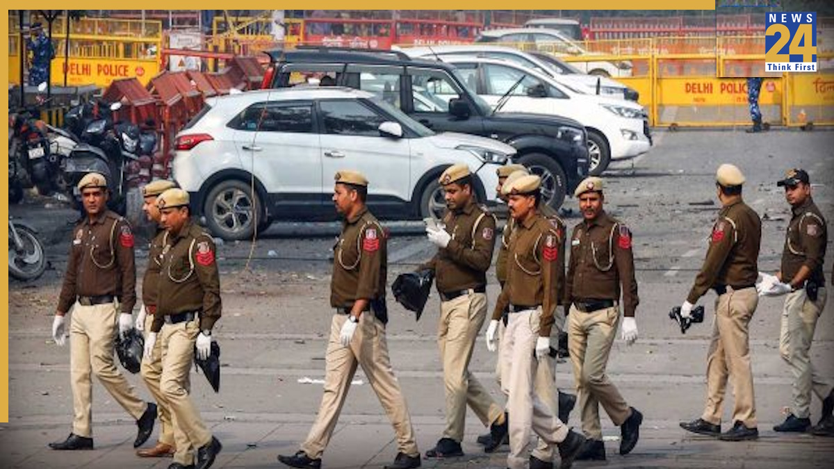 परीक्षा के बीच नोएडा में करीब एक दर्जन स्कूलों में बम होने की धमकी ...