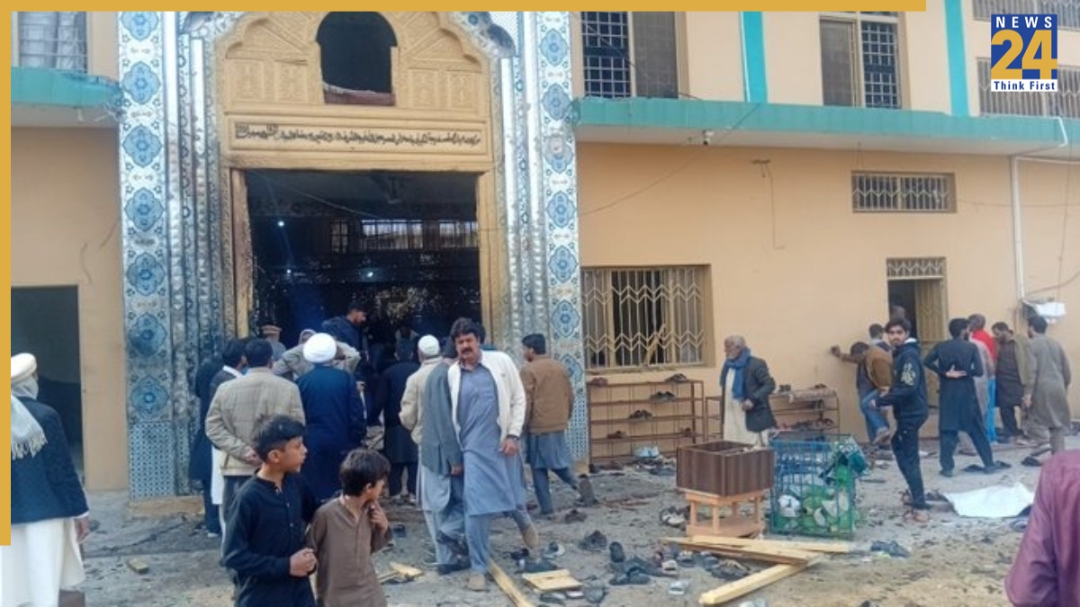 рдЗрд╕реНрд▓рд╛рдорд╛рдмрд╛рдж рдореЗрдВ рдмрдбрд╝рд╛ рдзрдорд╛рдХрд╛, рд╣рдорд▓рд╛рд╡рд░ рдиреЗ рд╢рд┐рдпрд╛ рдзрд╛рд░реНрдорд┐рдХ рд╕реНрдерд▓ рдкрд░ рдЦреБрдж рдХреЛ рдЙрдбрд╝рд╛рдпрд╛; 31 рдХреА рдореМрдд