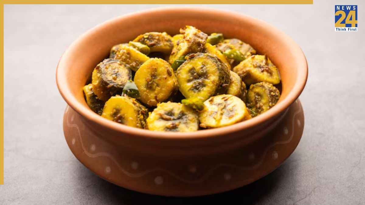 Raw Banana Fry Curry: रोज की सब्जियों से बोर हो गए? ट्राई करें कच्चे केले की ये मसालेदार रेसिपी