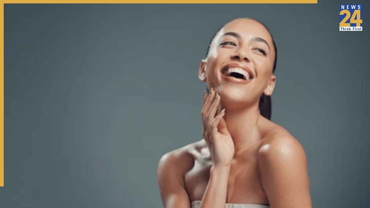 Skin Care Tips: चेहरे की डार्कनेस दूर करने के लगाएं ये मौसमी फल, शीशे जैसी चमक उठेगी स्किन