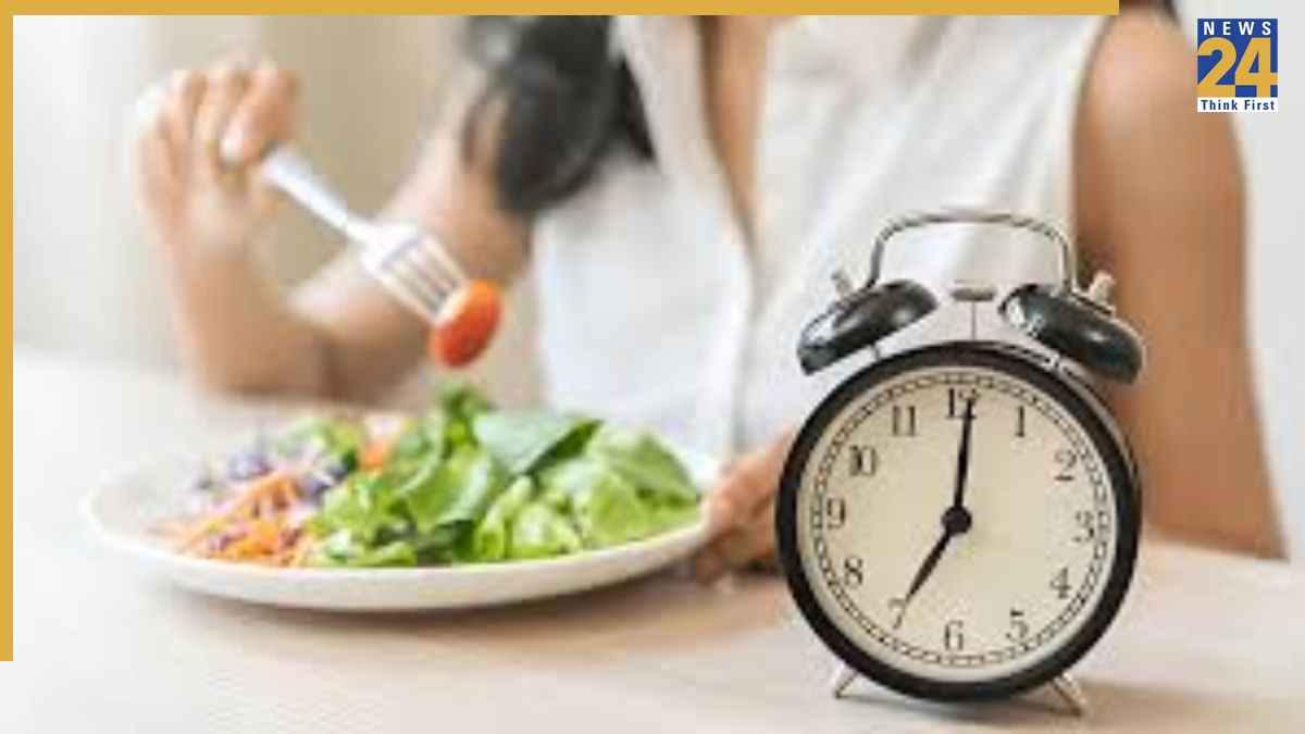 12 घंटे कुछ ना खाने से शरीर में क्या बदलाव दिखेंगे? एक्सपर्ट ने बताया किस बीमारी का जोखिम होता है कम