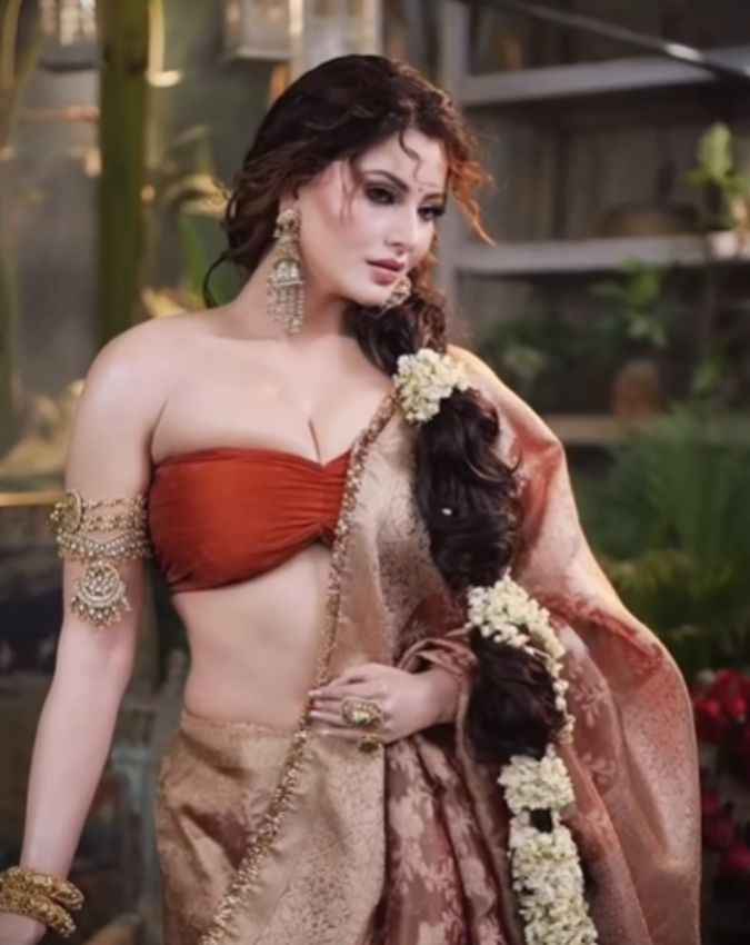  पीठ पर पहना रूबी हार