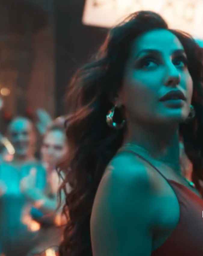 किसने लिखा है ये गाना?