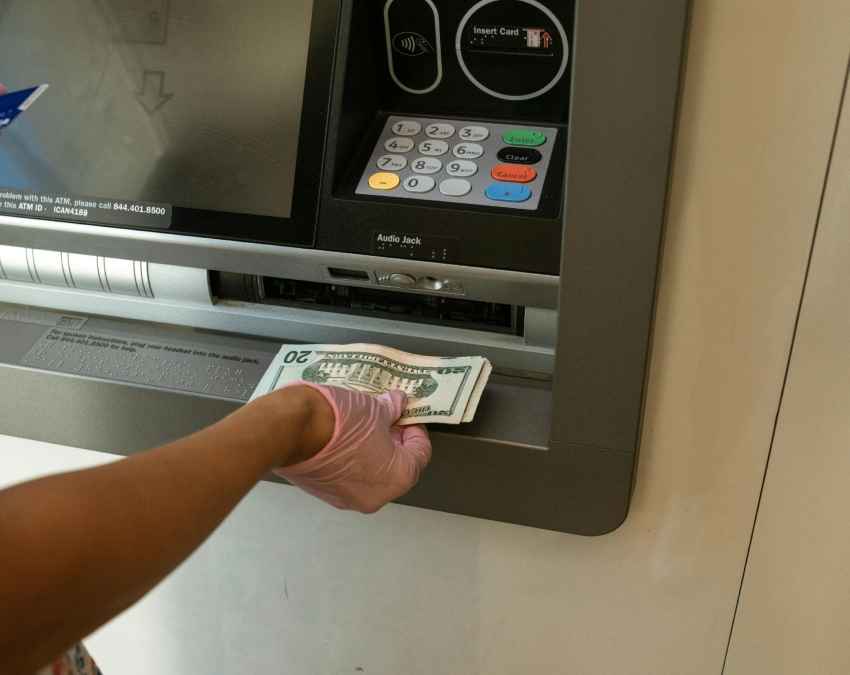 ATM मशीन कैसे काम करती है