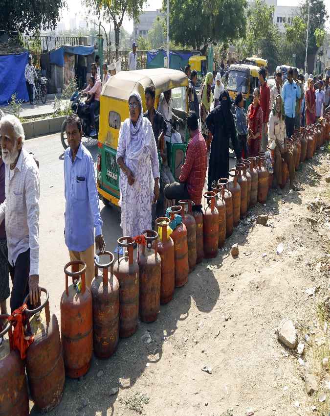 अहमदाबाद में LPG सिलेंडर के लिए लोगों की लगीं लाइनें