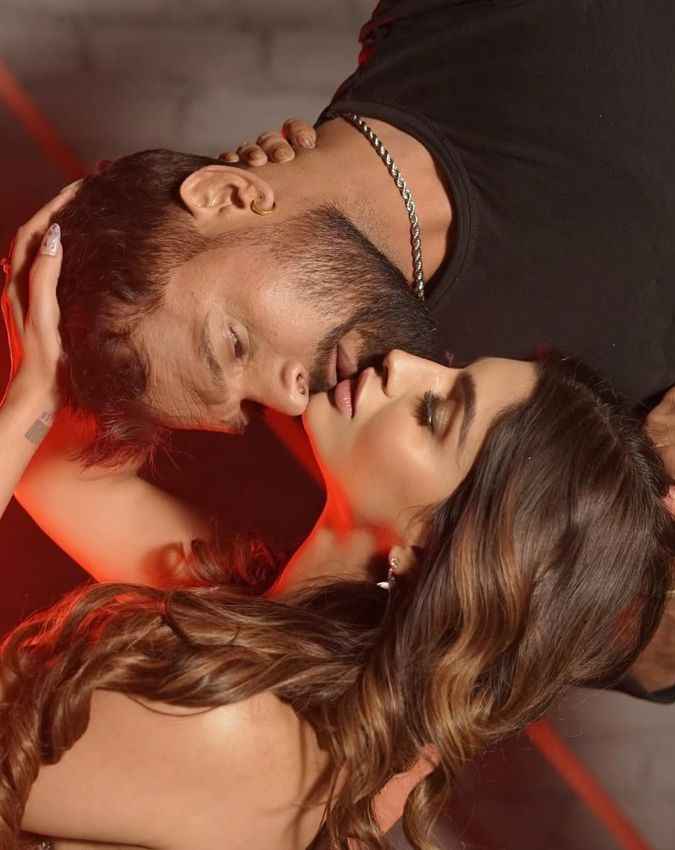 आकांक्षा ने शेयर की रोमांटिक फोटोज