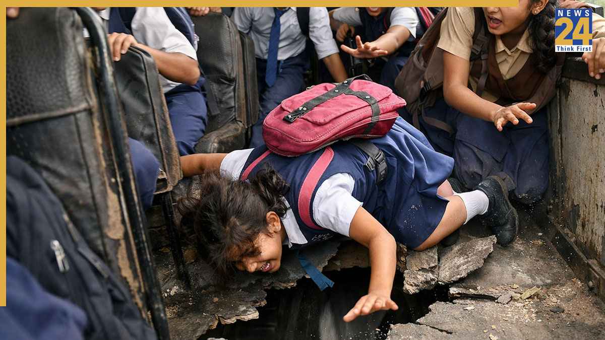 यूपी में चलती स्कूल बस का फर्श टूटा, टायर के नीचे कुचल गई 5 साल की मासूम छात्रा