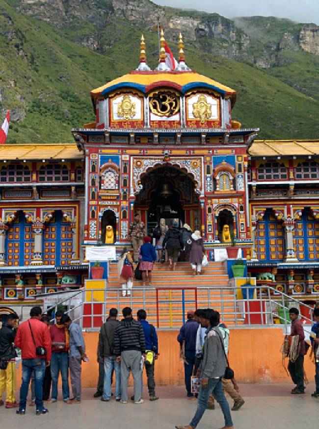 मंदिर में मोबाइल-कैमरों पर सख्ती