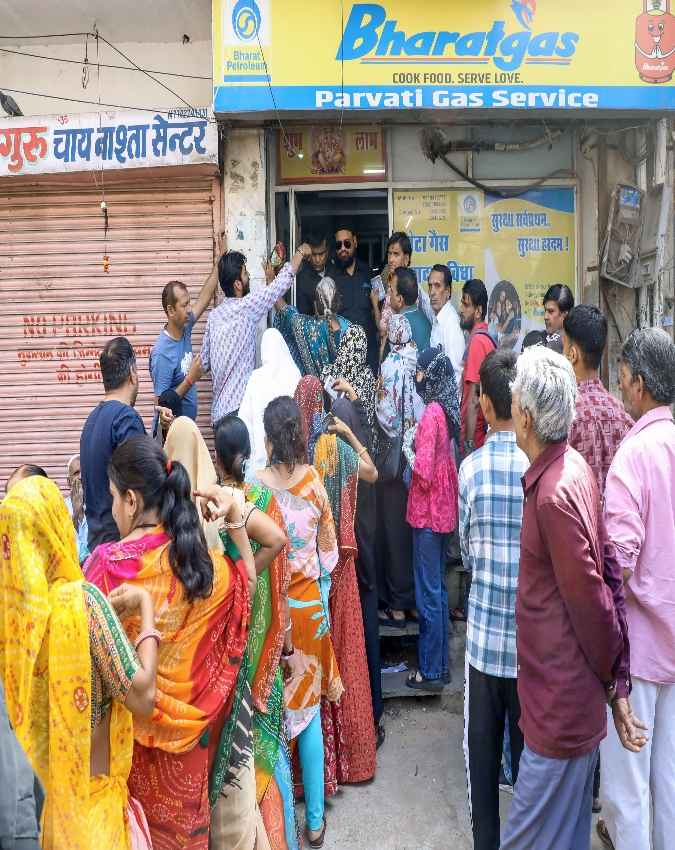 जयपुर में सिलेंडर के साथ लगी लोगों की लंबी लाइनें