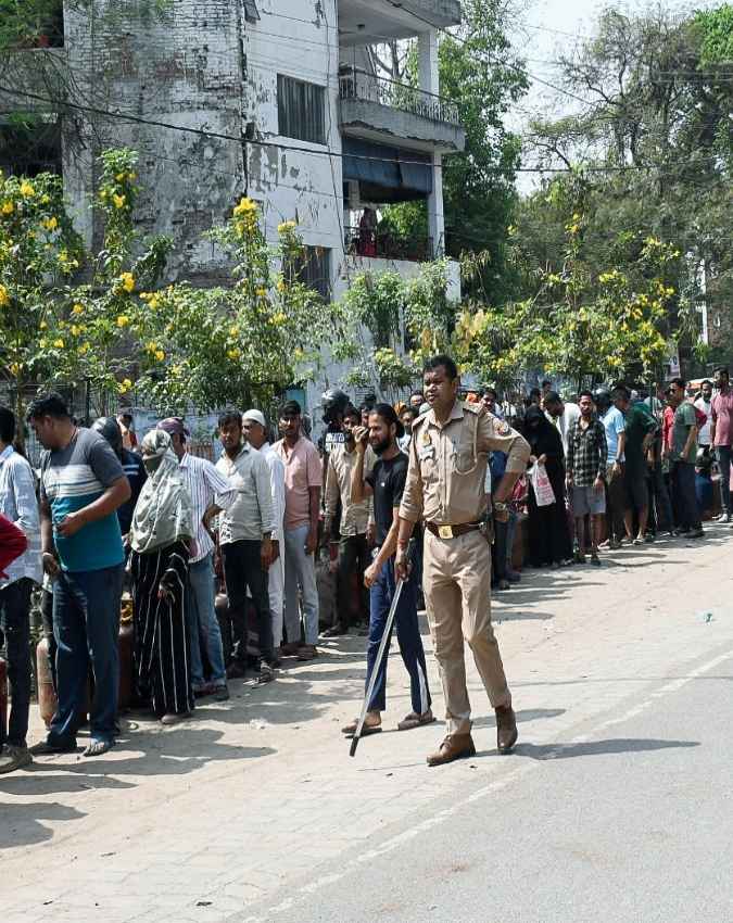 कानपुुर में गैस एजेंसी के बाहर तैनात हुई पुलिस