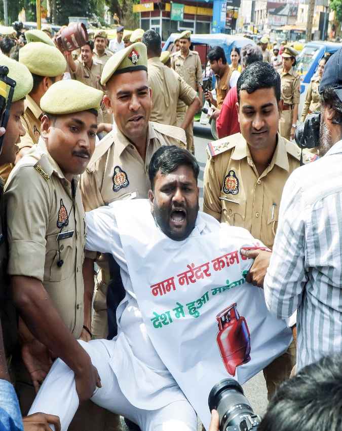 सपा कार्यकर्ताओं ने लखनऊ में किया प्रदर्शन