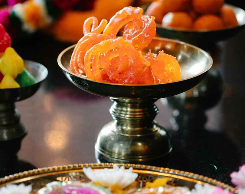 खाने के बाद मीठा खाने से क्या समस्याएं हो सकती हैं