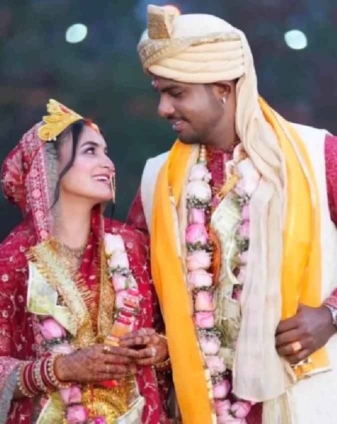 विवादों के बीच लिए लिए सात फेरे