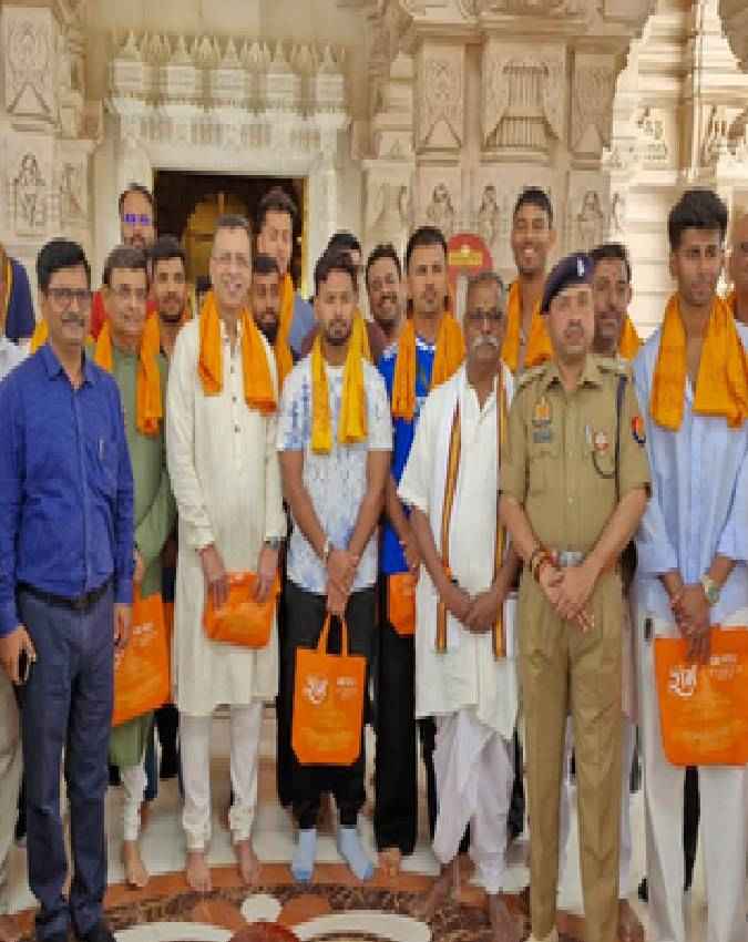 नवनिर्मित मंदिर के किए दर्शन