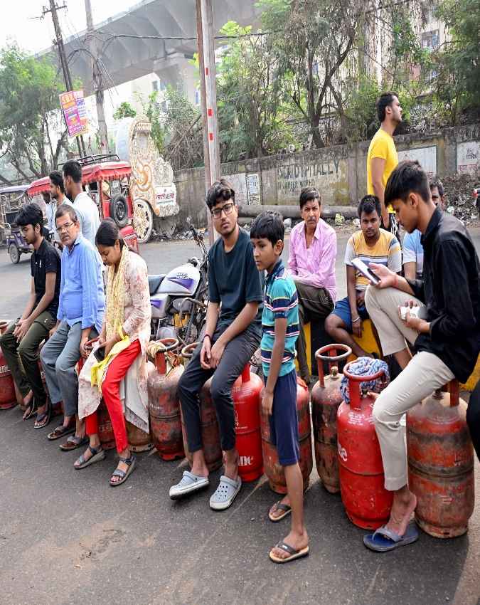 पटना में सिलेंडर भरवाने के लिए लगी लोगों की लाइनें