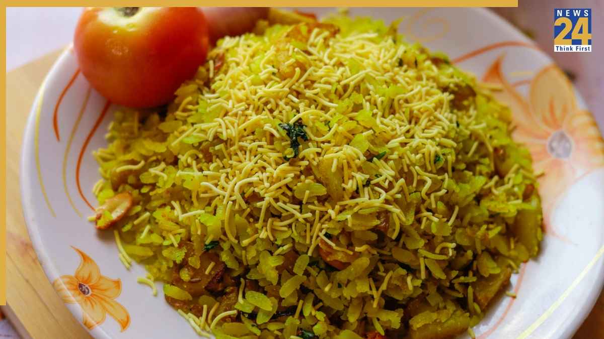 Breakfast Ideas Hindi: सुबह के नाश्ते में झटपट बनाएं स्वादिष्ट पोहा, जानें आसान रेसिपी