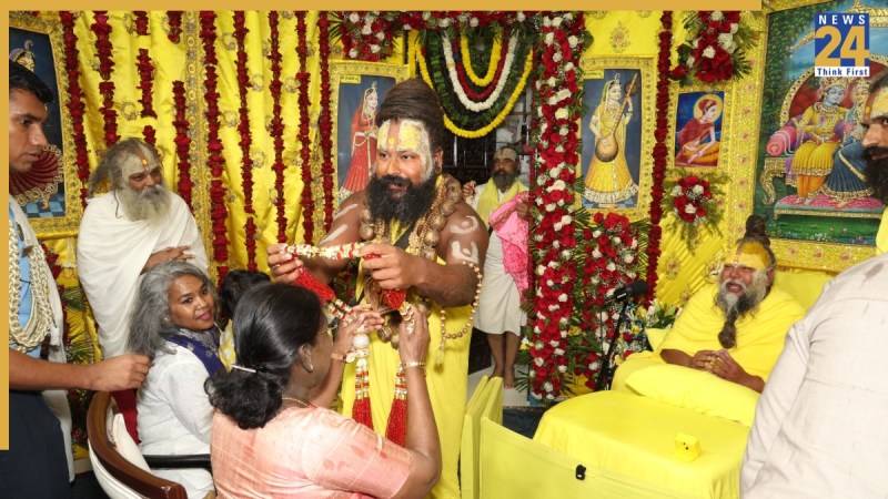 President Droupadi Murmu met Premanand Maharaj