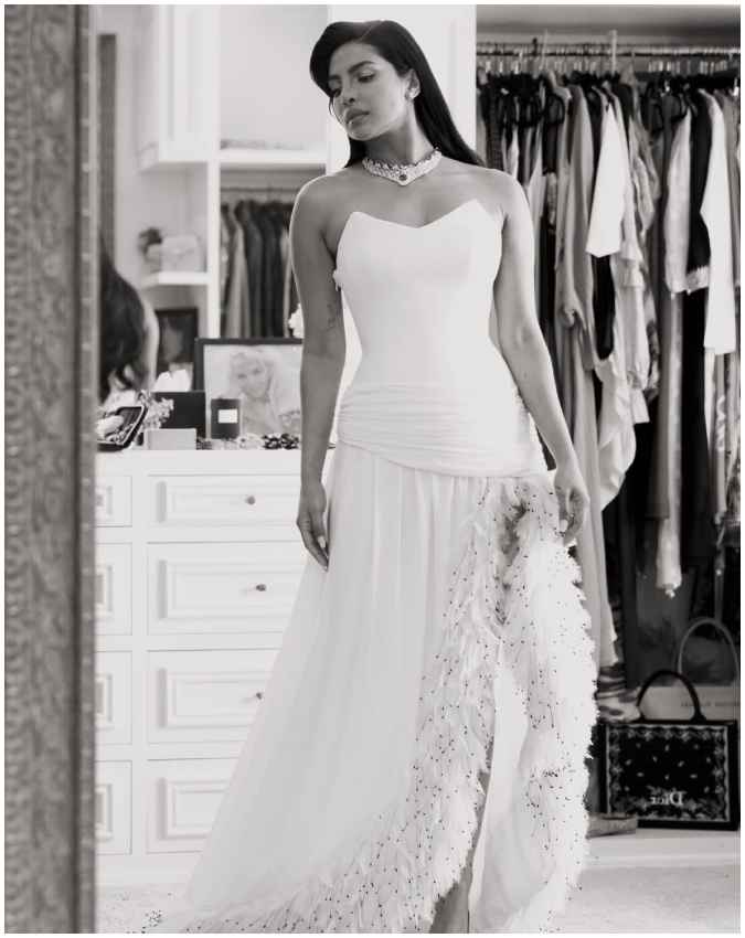 Dior का स्ट्रैपलेस व्हाइट गाउन