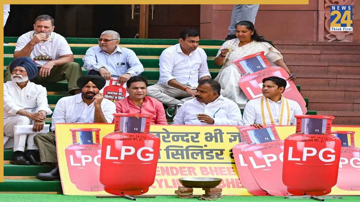 'संसद से नरेंदर गायब, देश से सिलेंडर गायब...', LPG संकट को लेकर राहुल गांधी ने पीएम मोदी पर कसा तंज