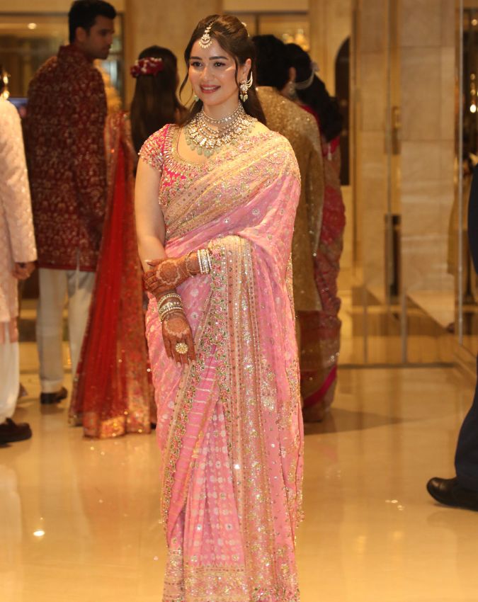 Sara Tendulkar, Sara Tendulkar looks, Sara Tendulkar latest Photos-1-2-3