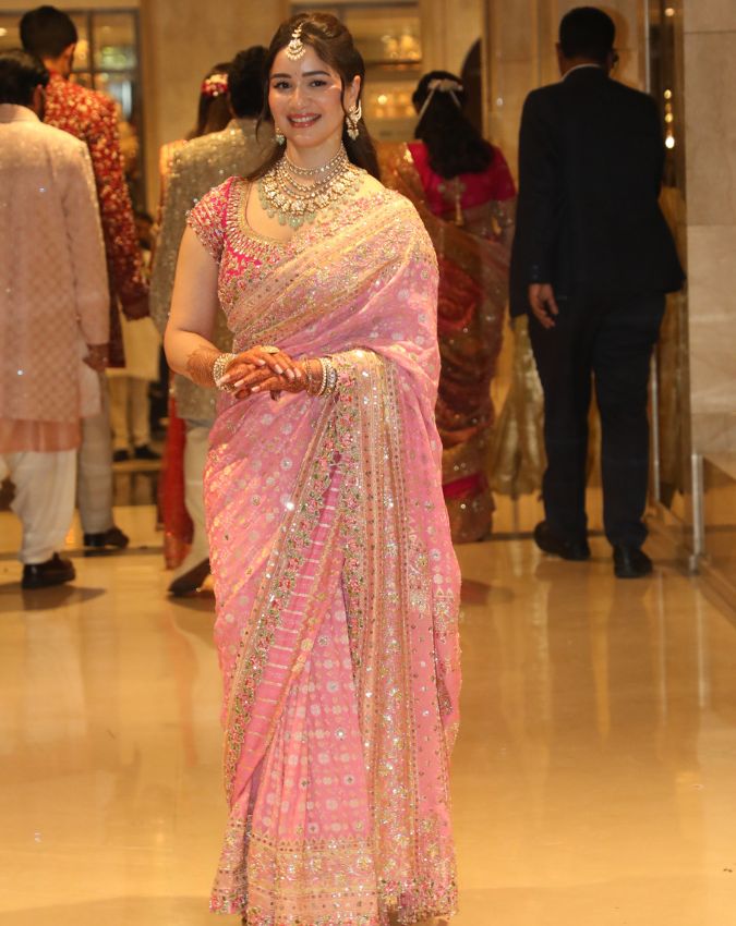 Sara Tendulkar, Sara Tendulkar looks, Sara Tendulkar latest Photos-1-2-3-4-5