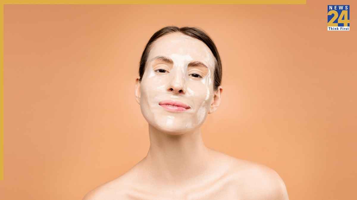 मौसम बदलते ही डल हो जाती है स्किन? इन टिप्स से पाएं दिन-रात निखार