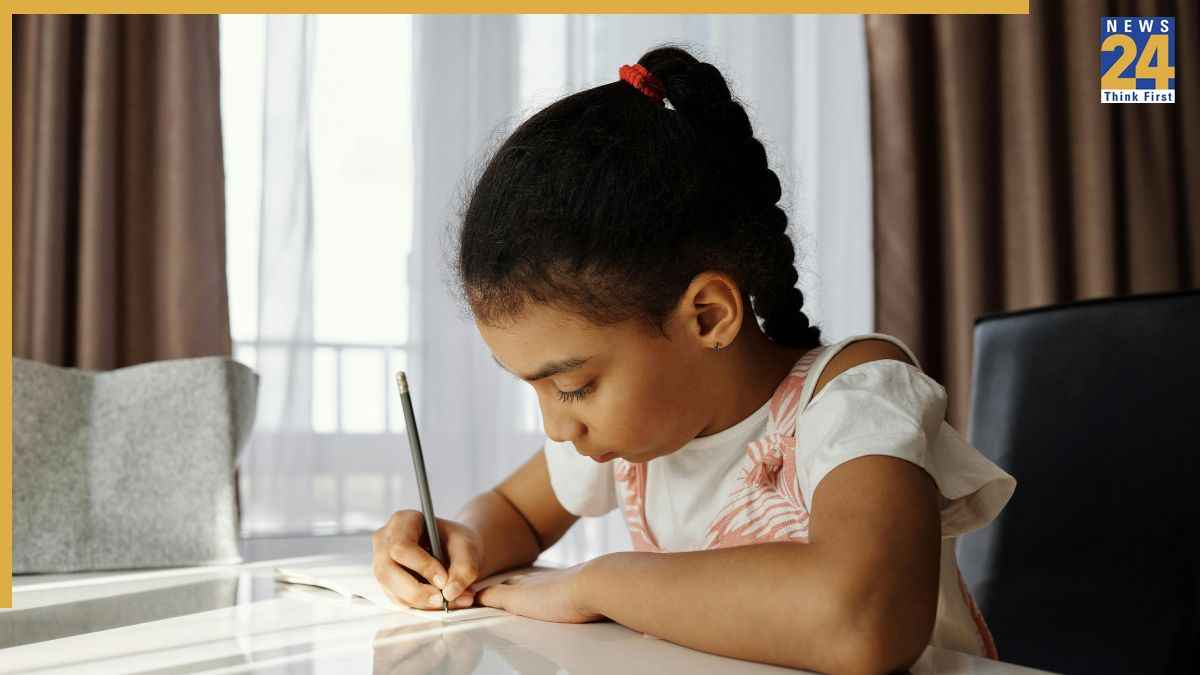 बच्चे का पढ़ाई में मन नहीं लगता है तो आजमाकर देख लीजिए ये 7 ट्रिक्स, बिना कहे पढ़ने बैठ जाएगा बच्चा