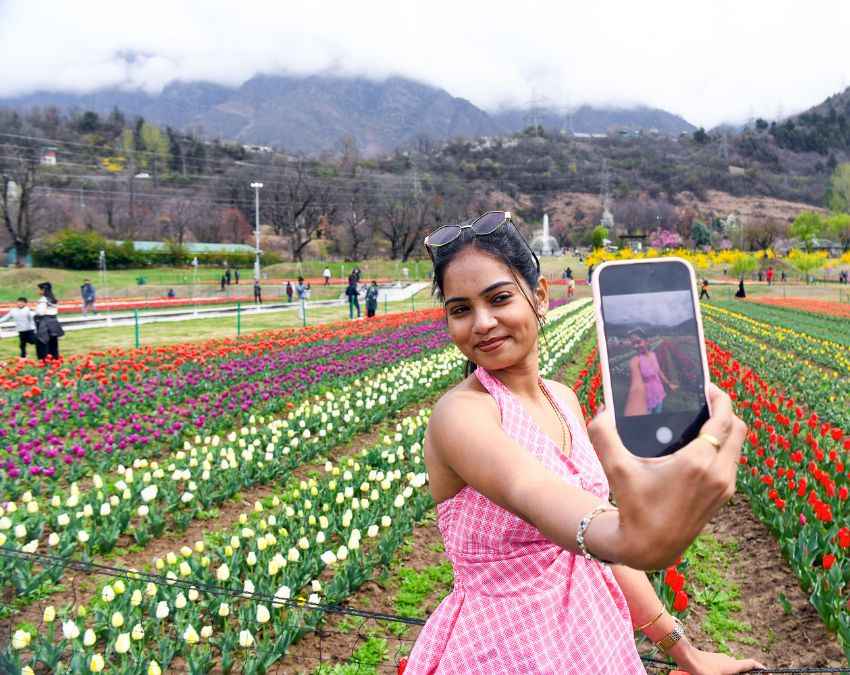 सेल्फी क्लिक करती महिला