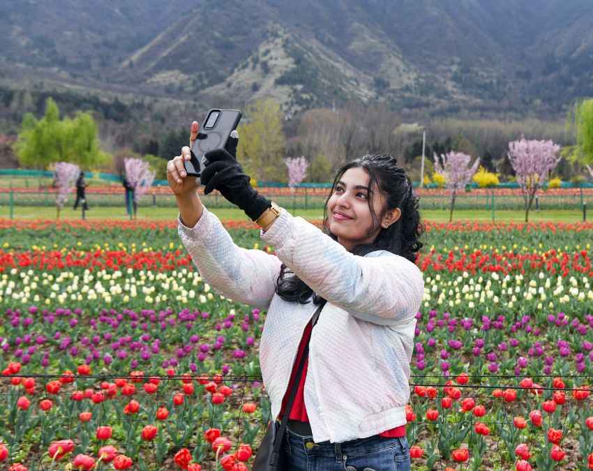 एक और महिला सेल्फी लेती हुई