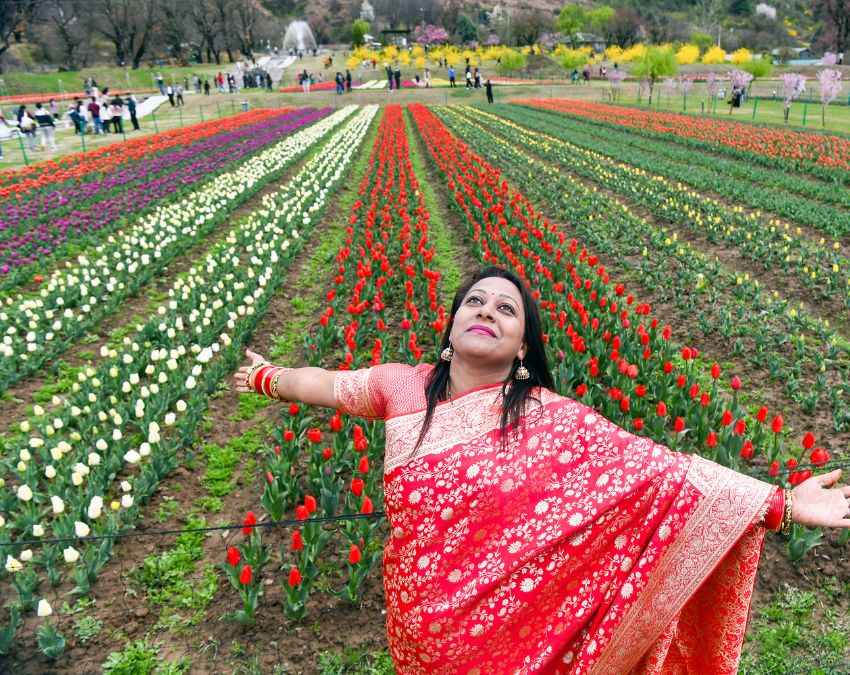 फोटो के लिए पोज देती महिला