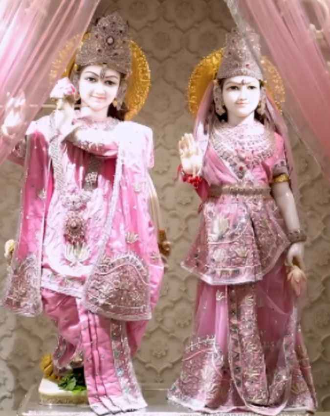 कीमती रत्नों से सजी हैं मूर्तियां