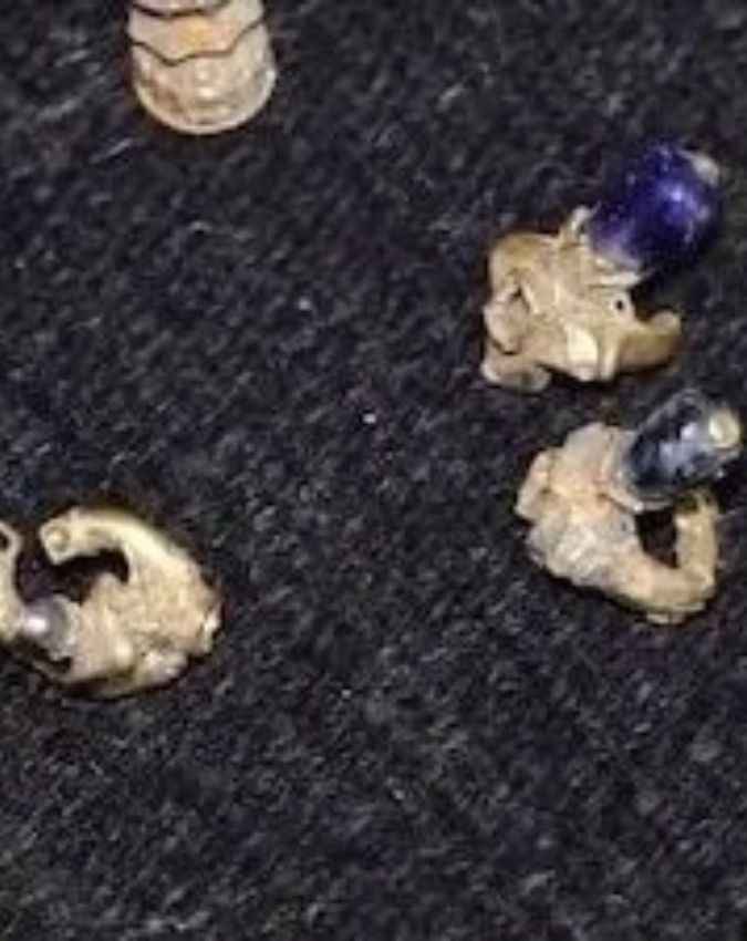 बर्तन में मिले कई पुराने सोने के आभूषण
