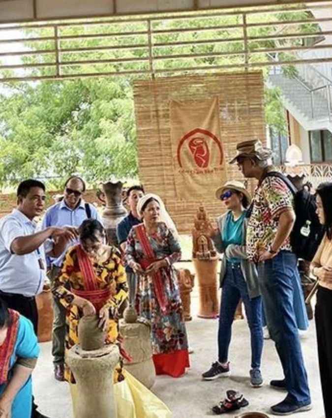 संस्कृति और नियमों का सम्मान जरूरी