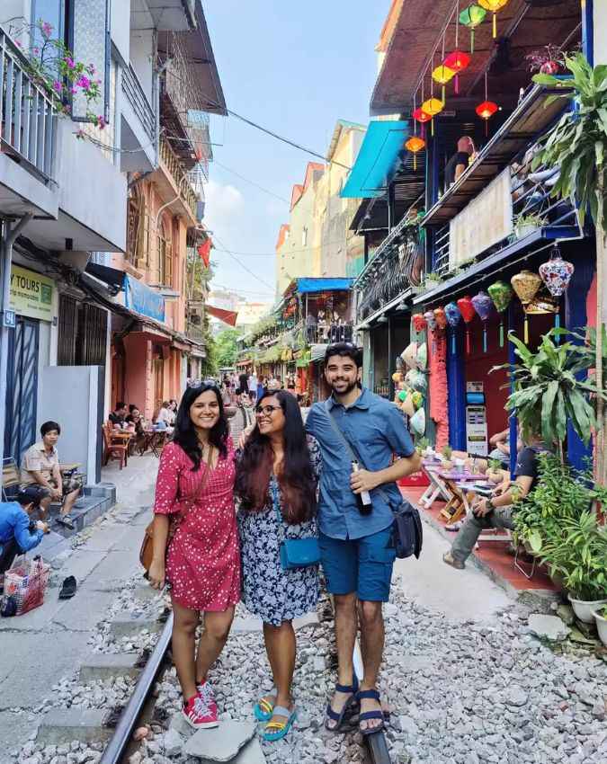 'यू इंडियन, गेट लॉस्ट' जैसी टिप्पणियों का दावा