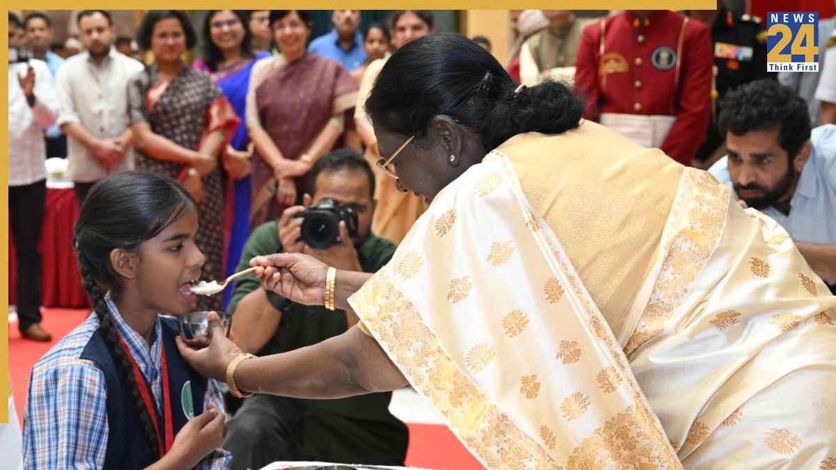 भारत की राष्ट्रपति द्रौपदी मुर्मू ने परोसी अक्षय पात्र की 5 अरबवीं थाली, बच्चों को परोसा भोजन