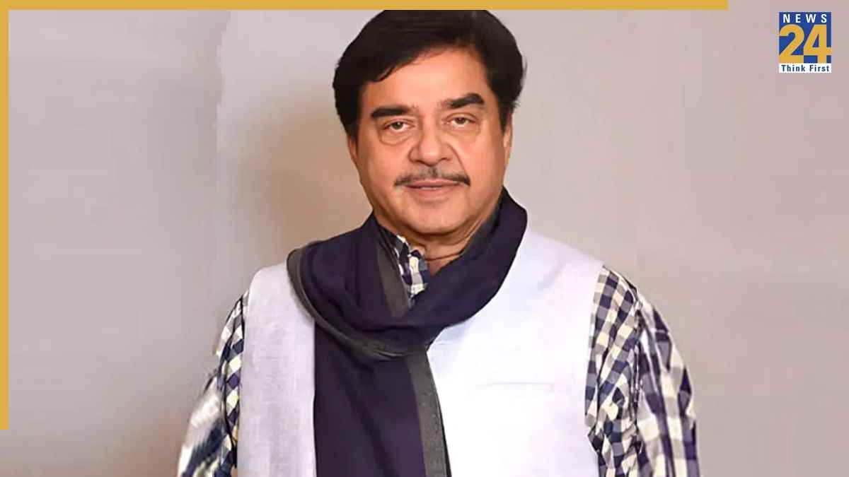 TMC सांसद शत्रुघ्न सिन्हा पर आचार संहिता उल्लंघन का आरोप, ब्लू बीकन विवाद से गरमाई बंगाल की राजनीति