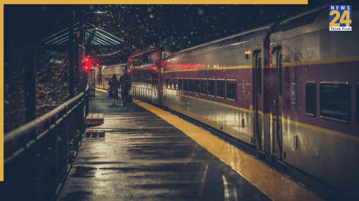 रात के लंबे सफर के लिए ट्रेन की कौन सी सीट बुक करें? यहां जानिए टिकट बुक करते वक्त किन बातों का रखें ध्यान