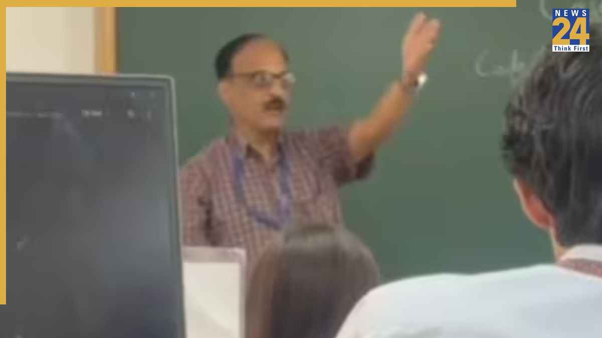 'तुम्हें शर्म नहीं आती, आतंकी…', बेंगलुरू में मुस्लिम स्टूडेंट पर भड़के प्रोफेसर, यूनिवर्सिटी ने किया सस्पेंड
