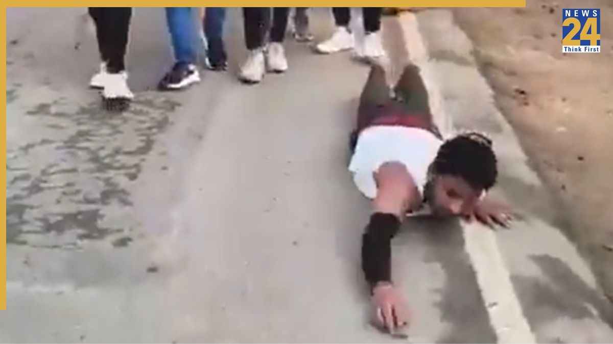 तलाक मिलने पर अनोखा जश्न! 'मुक्ति' मिलते ही की 9KM की दंडवत यात्रा, देवी को कहा शुक्रिया; देखें VIDEO