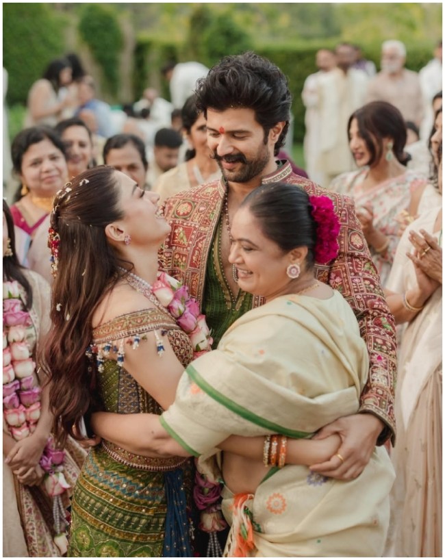 Vijay Deverakonda, Rashmika Mandanna-1-2-3-4-5-6-7
