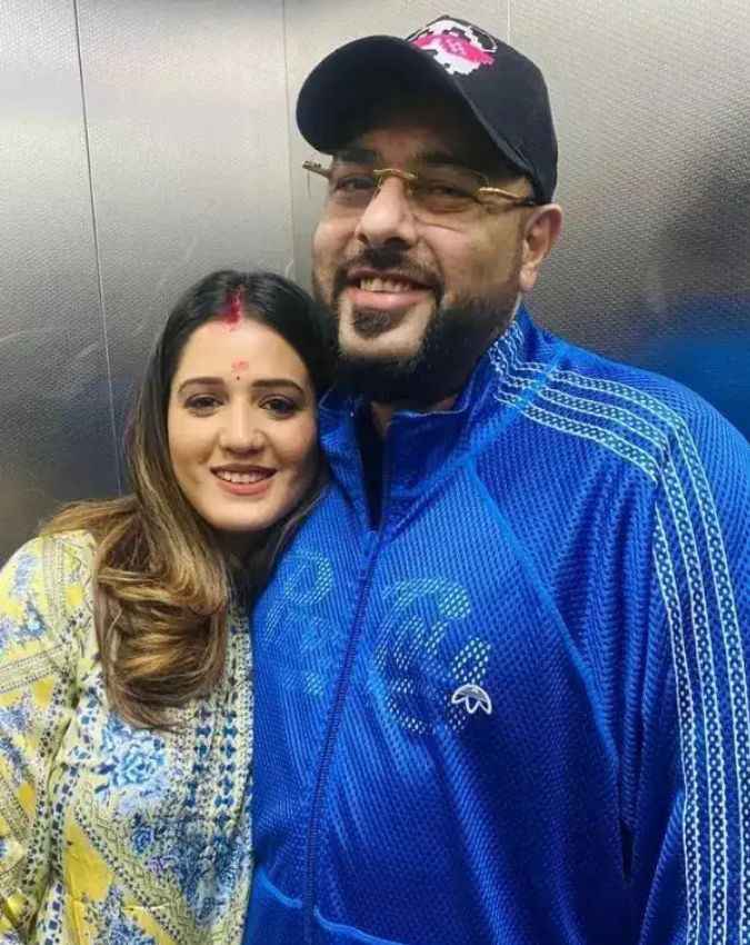 दूल्हा-दुल्हन बने कपल