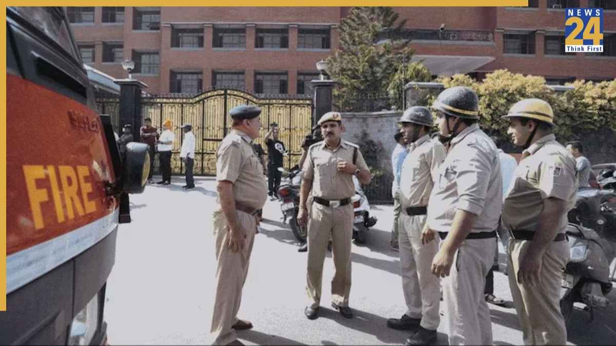 दिल्ली के कई स्कूलों को बम से उड़ाने की मिली धमकी, हाई अलर्ट पर हैं सुरक्षा एजेंसियां