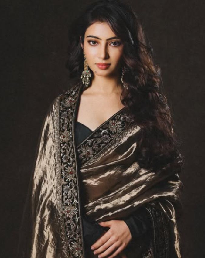 dhurandhar 2 sara arjun backless dress-1-2-3-4-5-6-7