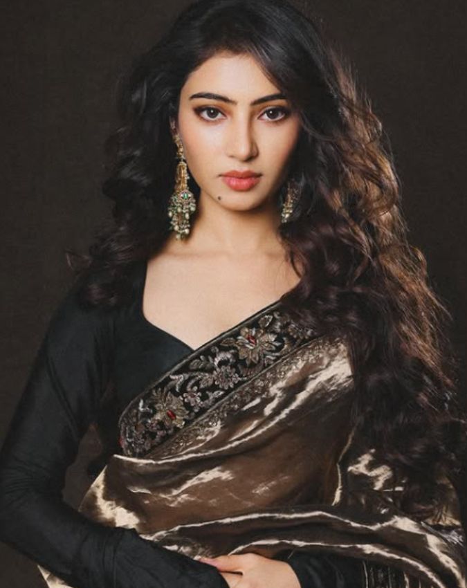 dhurandhar 2 sara arjun backless dress-1-2-3-4-5-6-7-8